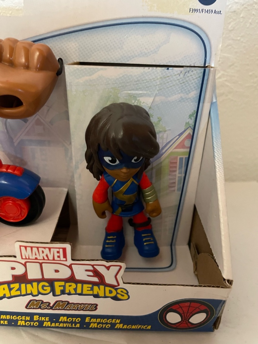 Marvel Ms. Marvel Action Figure with Red and Blue Scooter - Picture 2 of 4